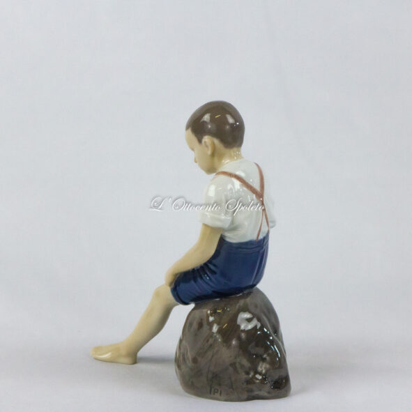 Statuina Bing & Grondhal Bambino seduto una Roccia