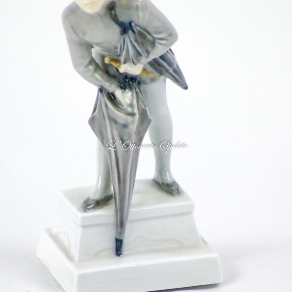 Statuina Royal Copenhagen Ragazzo con Ombrello